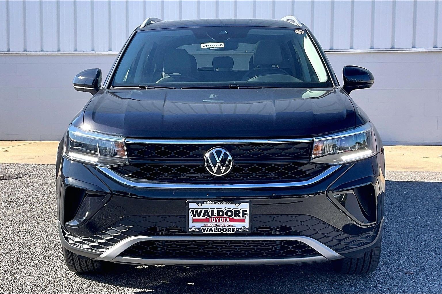 Used 2023 Volkswagen Taos SE w/ Panoramic Sunroof Package AWD/4WD image 3