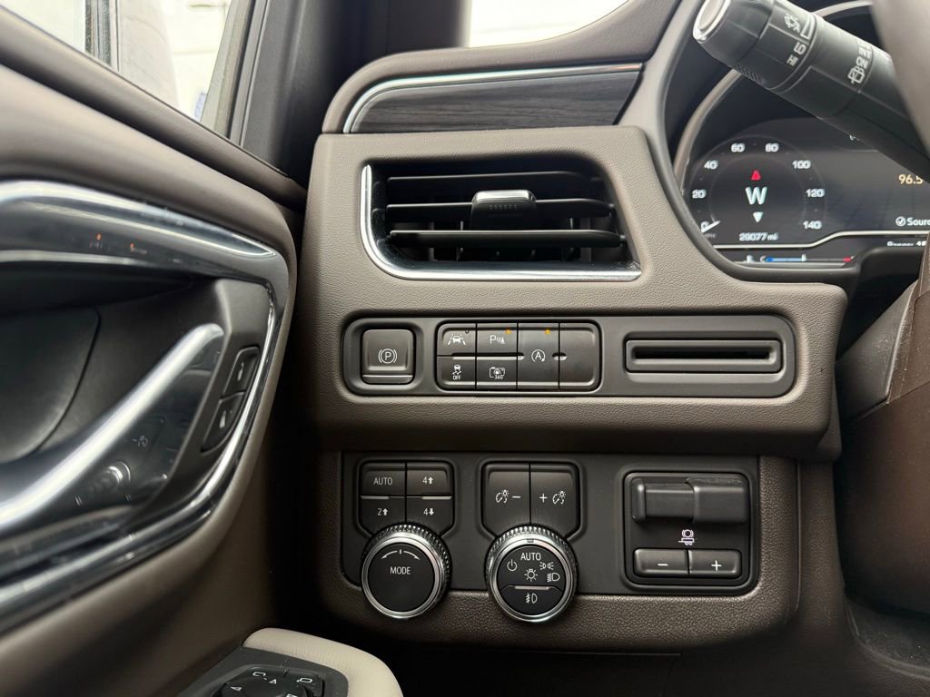 Used 2023 GMC Yukon SLT w/ SLT Premium Package image 12