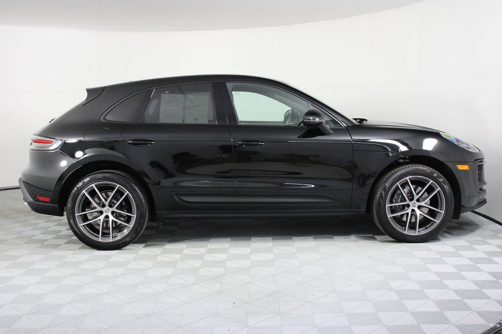 Certified 2025 Porsche Macan image 8