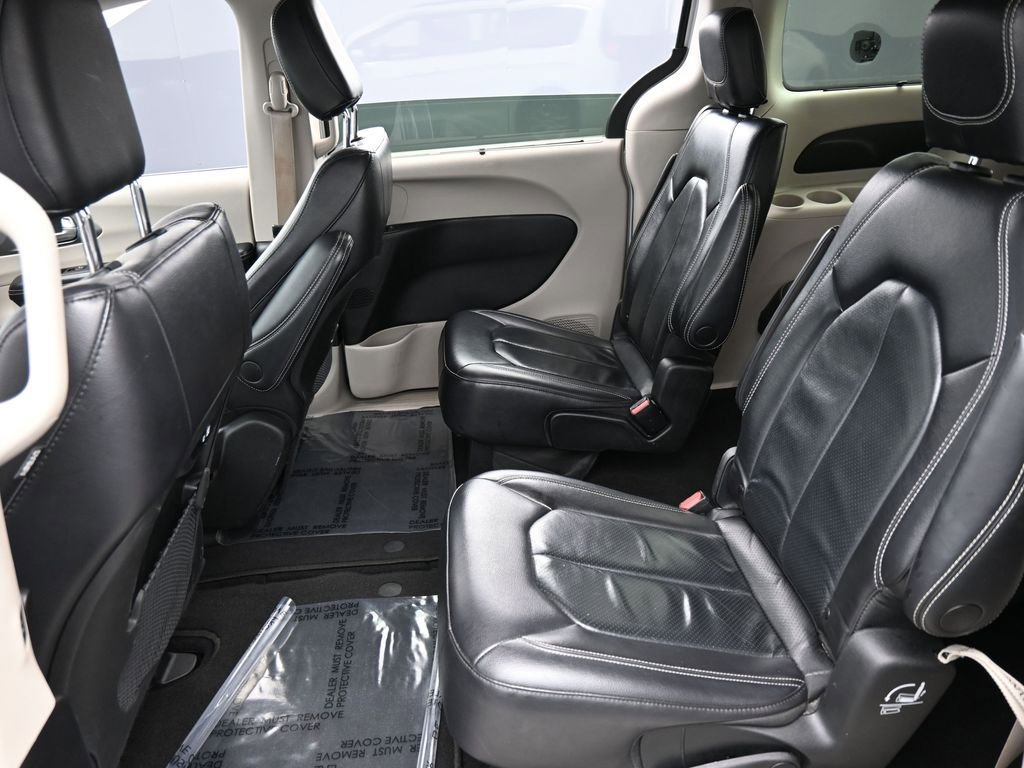 Used 2022 Chrysler Pacifica Touring-L image 11