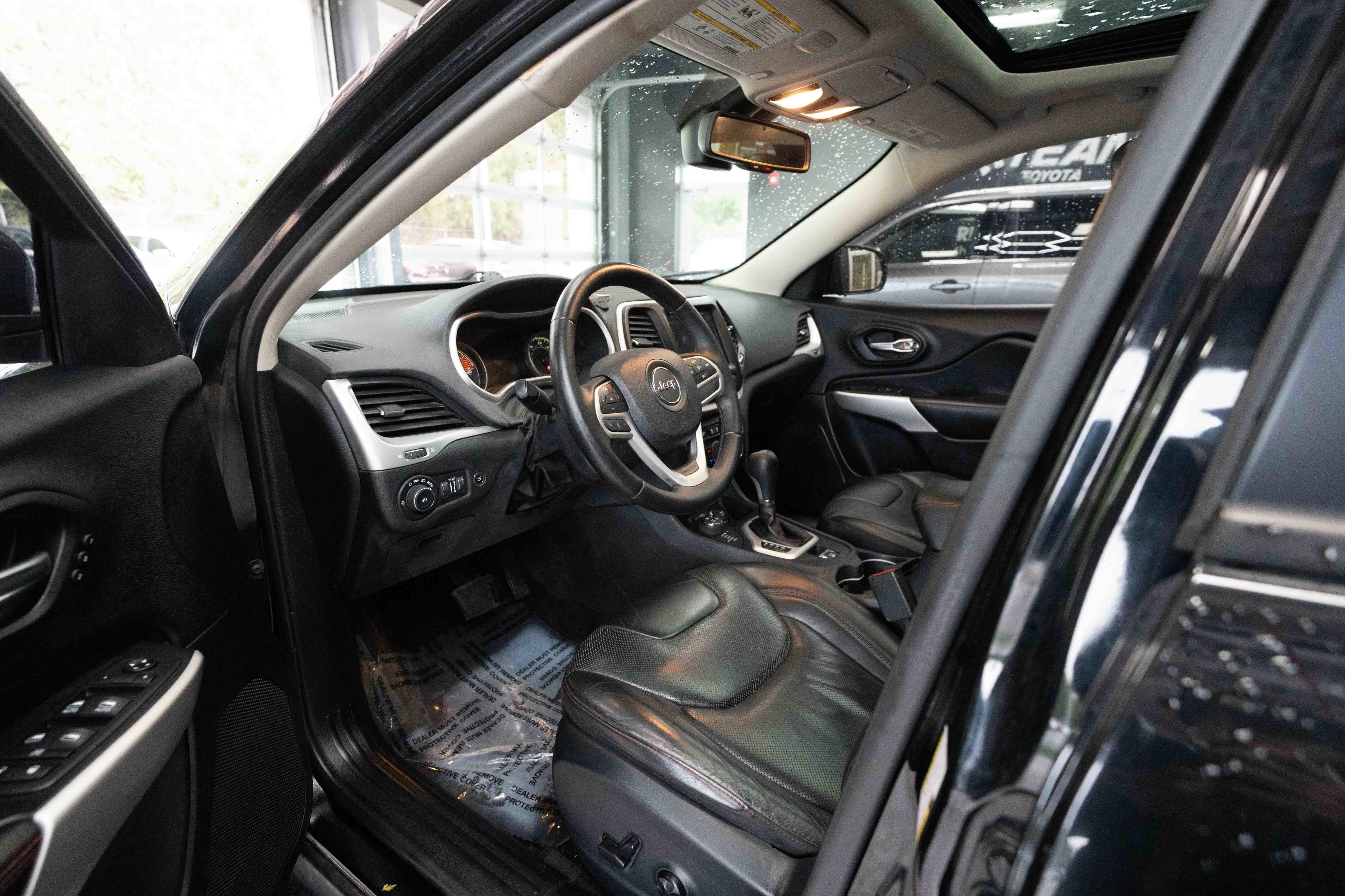 Used 2017 Jeep Cherokee Trailhawk image 8