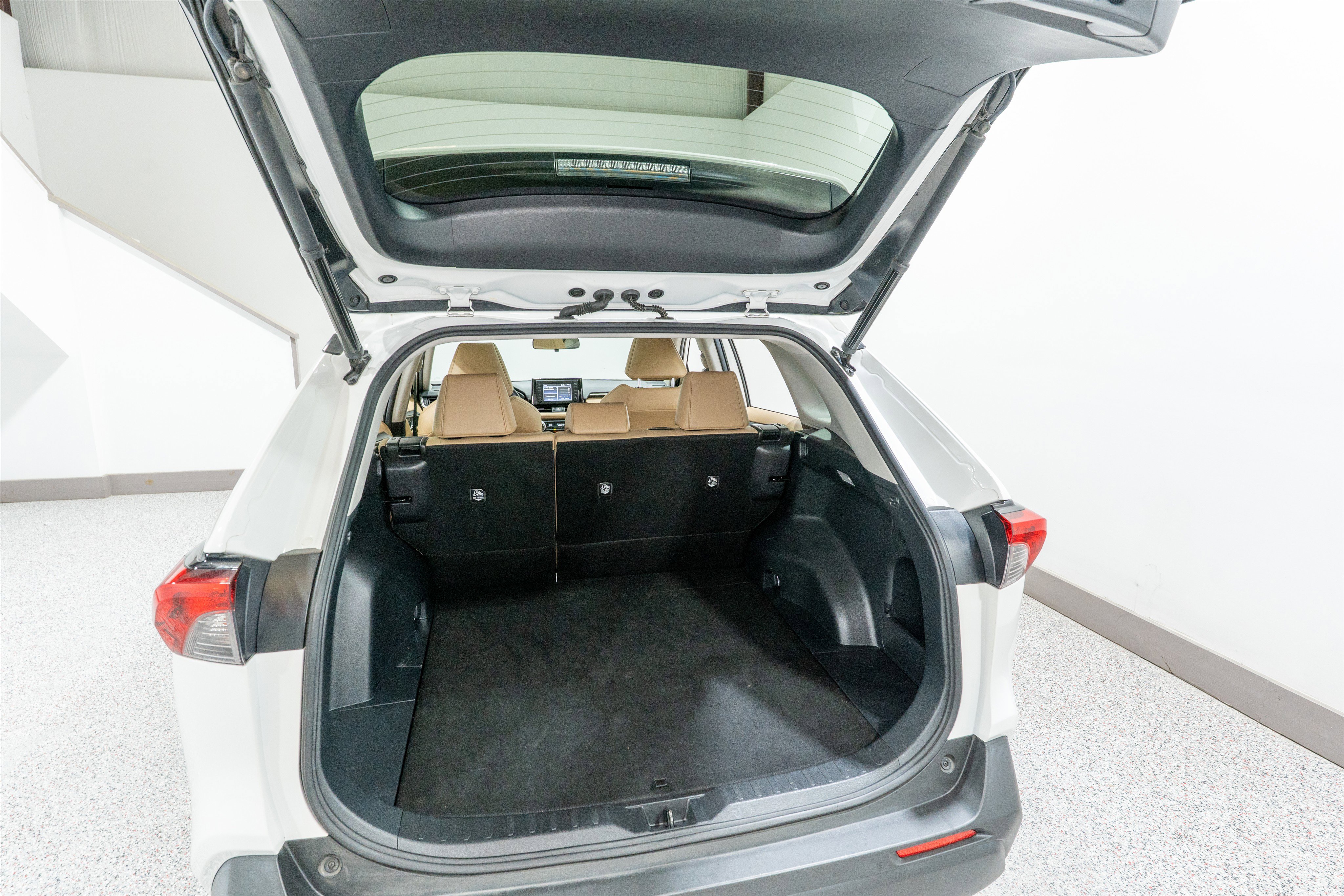 Used 2019 Toyota RAV4 XLE Premium image 30