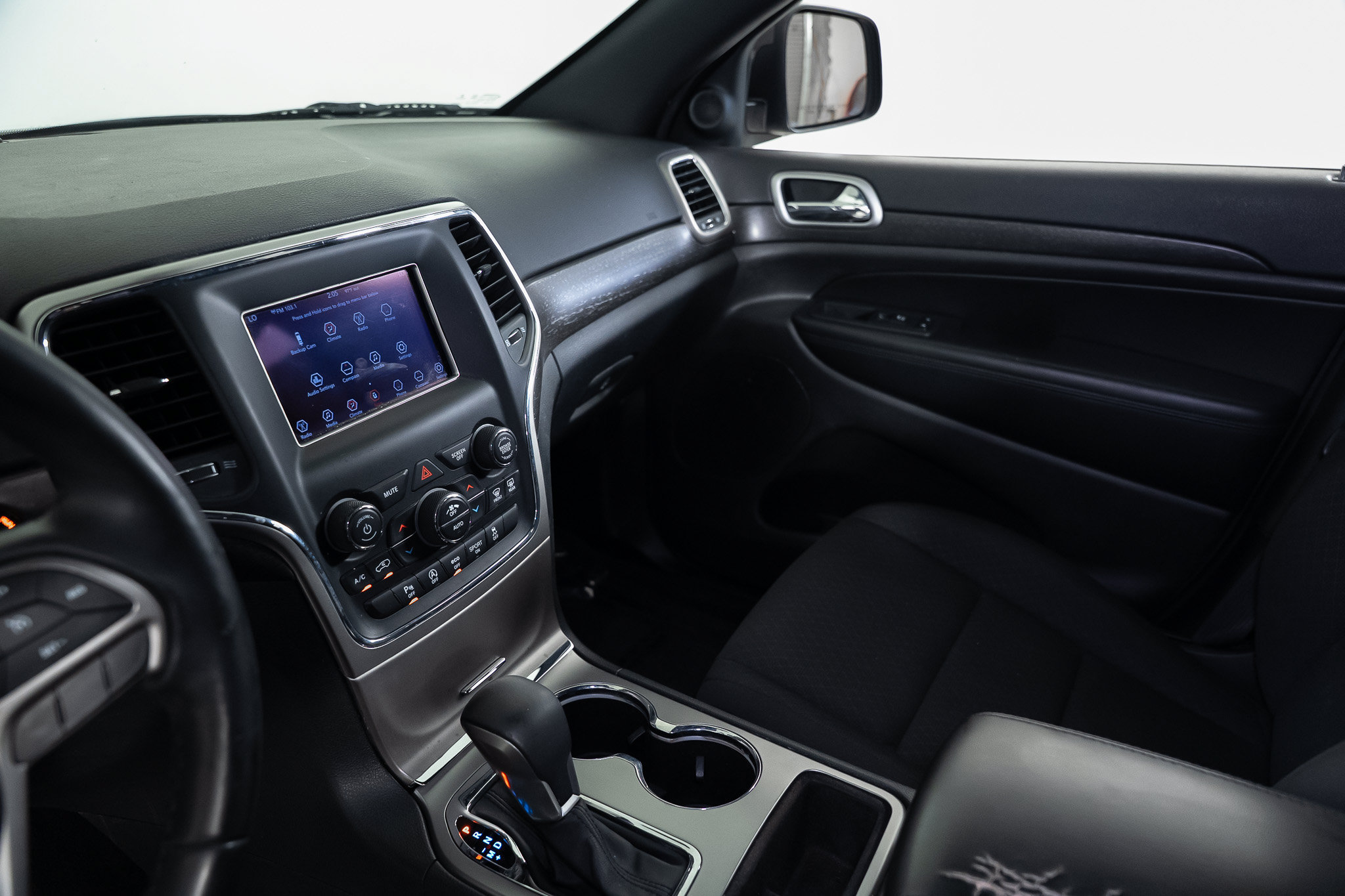 Used 2018 Jeep Grand Cherokee Laredo RWD image 29