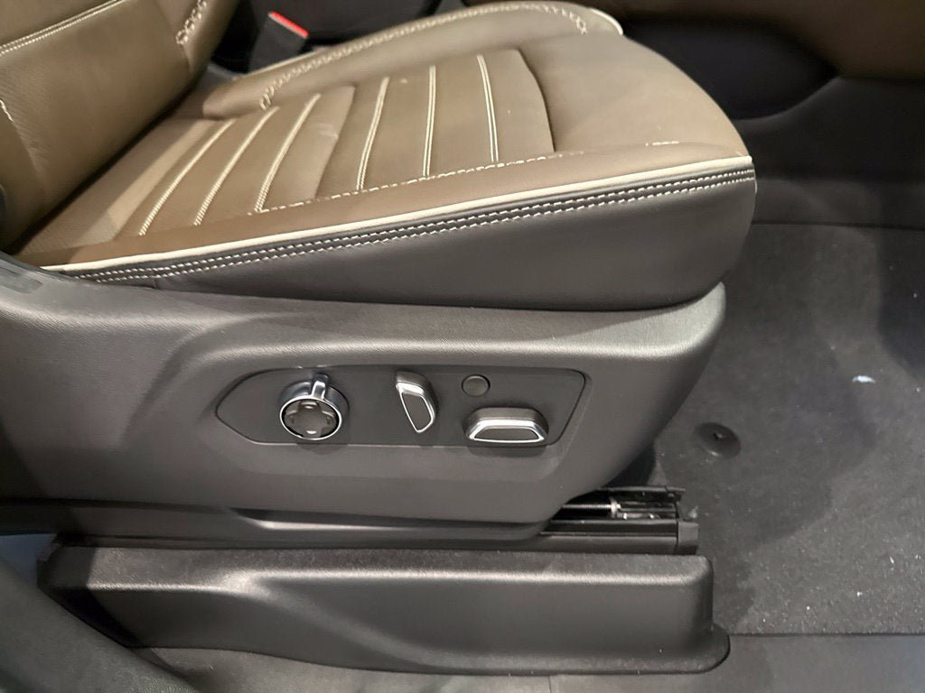 New 2026 GMC Yukon XL Denali Ultimate w/ LPO, Floor Liner Package AWD/4WD image 13