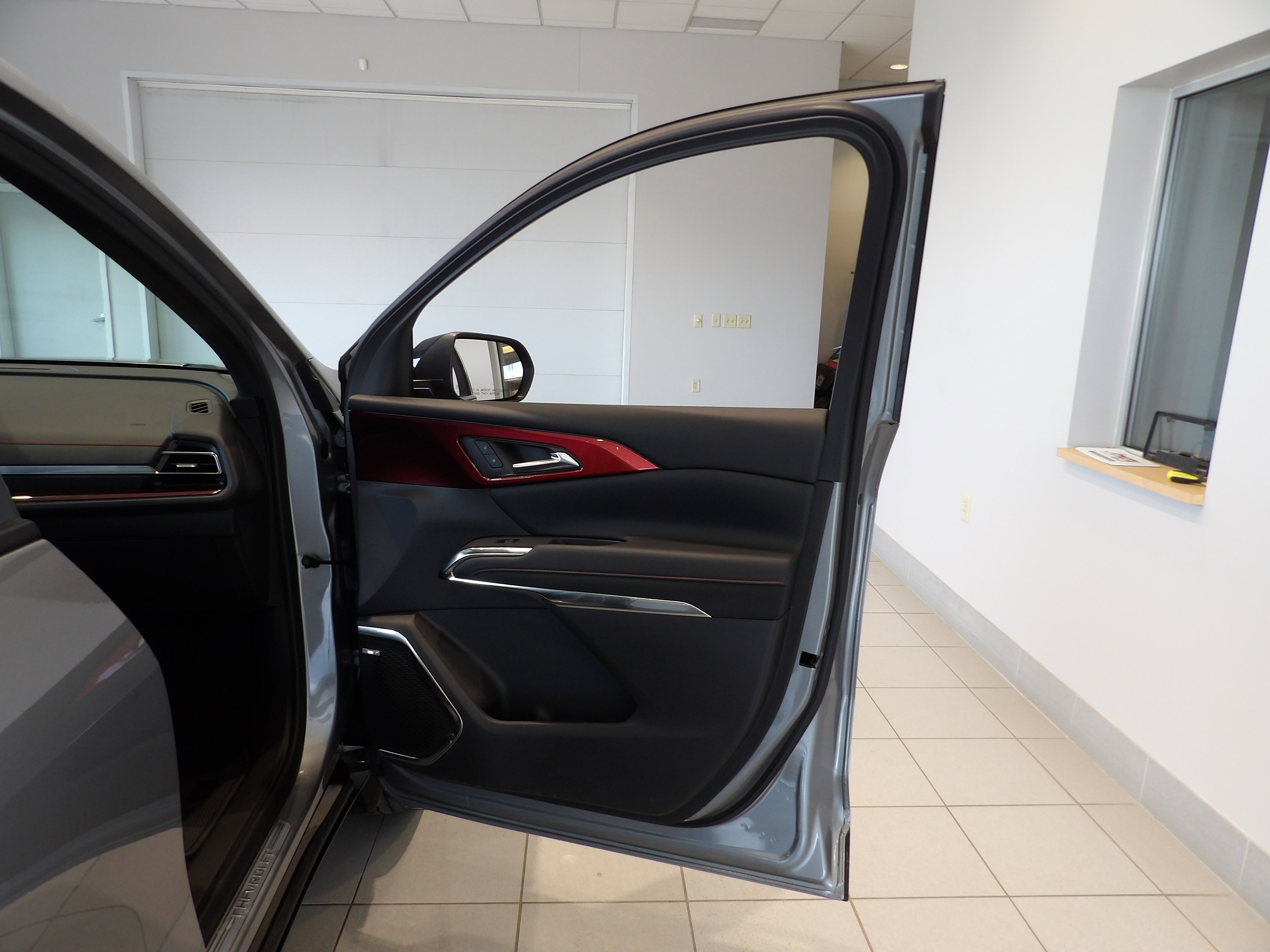 Used 2025 Chevrolet Traverse RS image 26