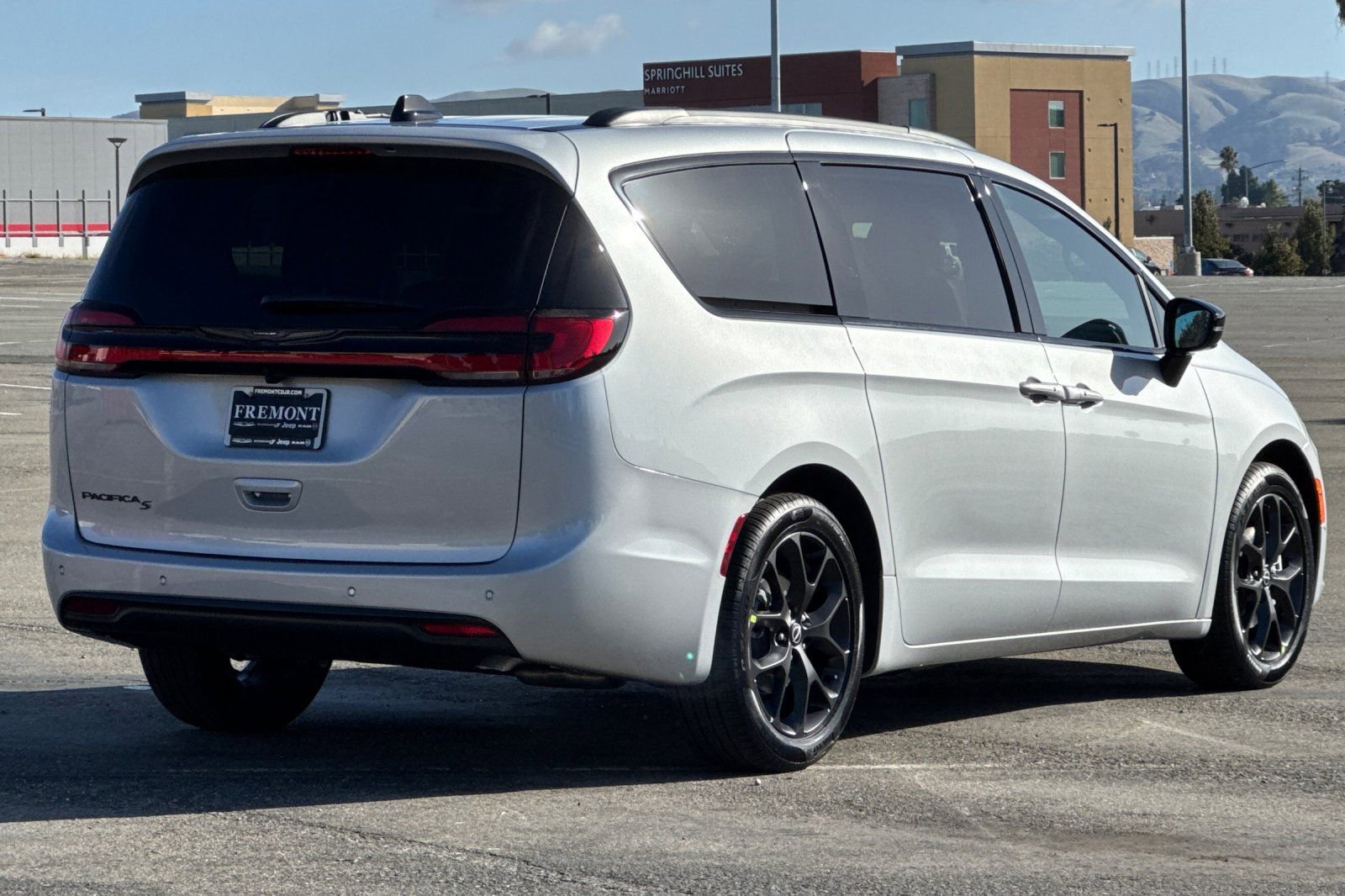 New 2026 Chrysler Pacifica Select w/ S Appearance Package image 3