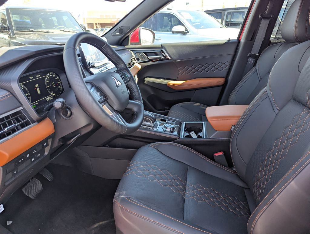 Used 2025 Mitsubishi Outlander 4WD Plug-In Hybrid image 27