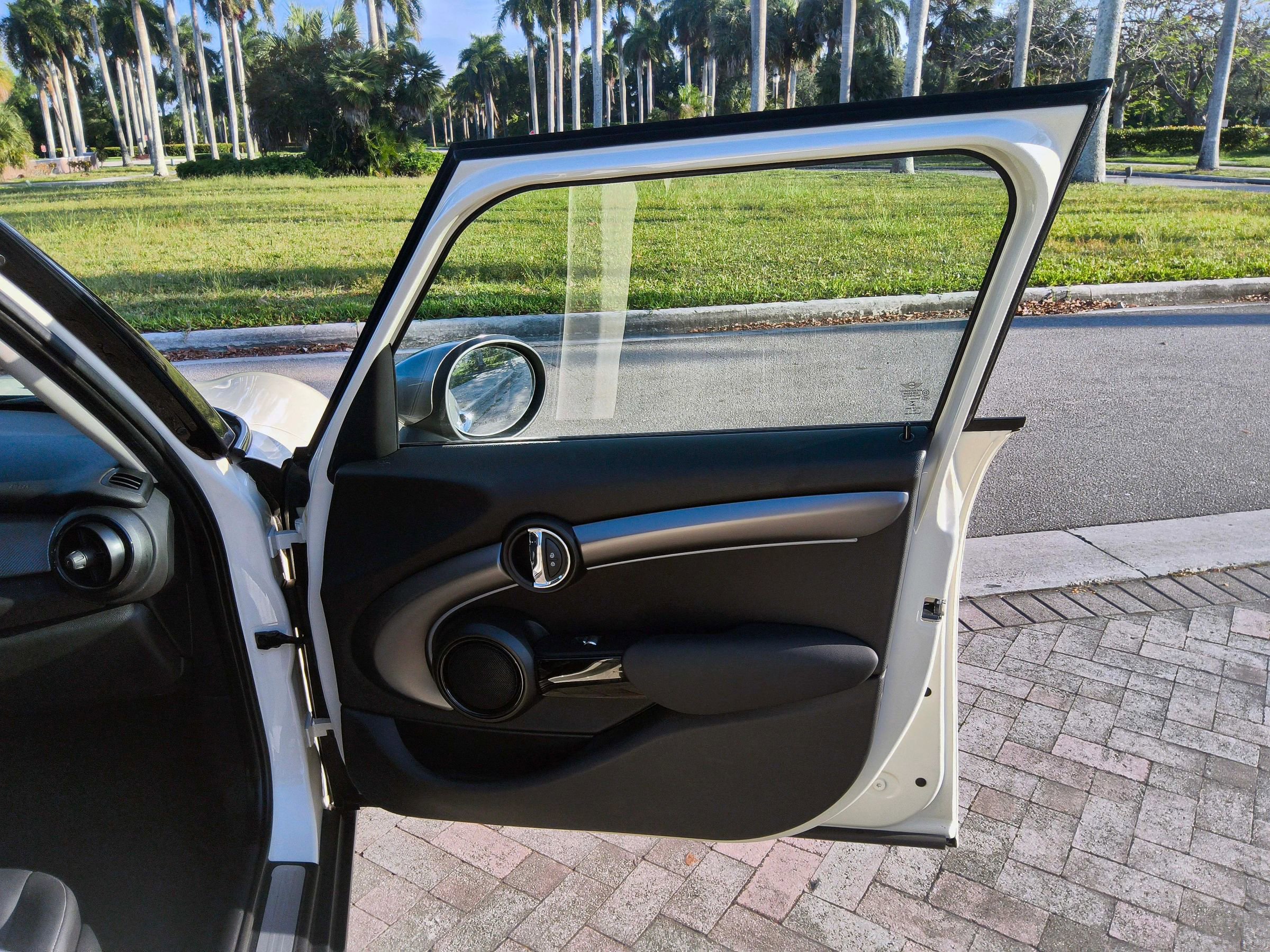 Used 2023 MINI Cooper 4-Door Hardtop FWD image 36