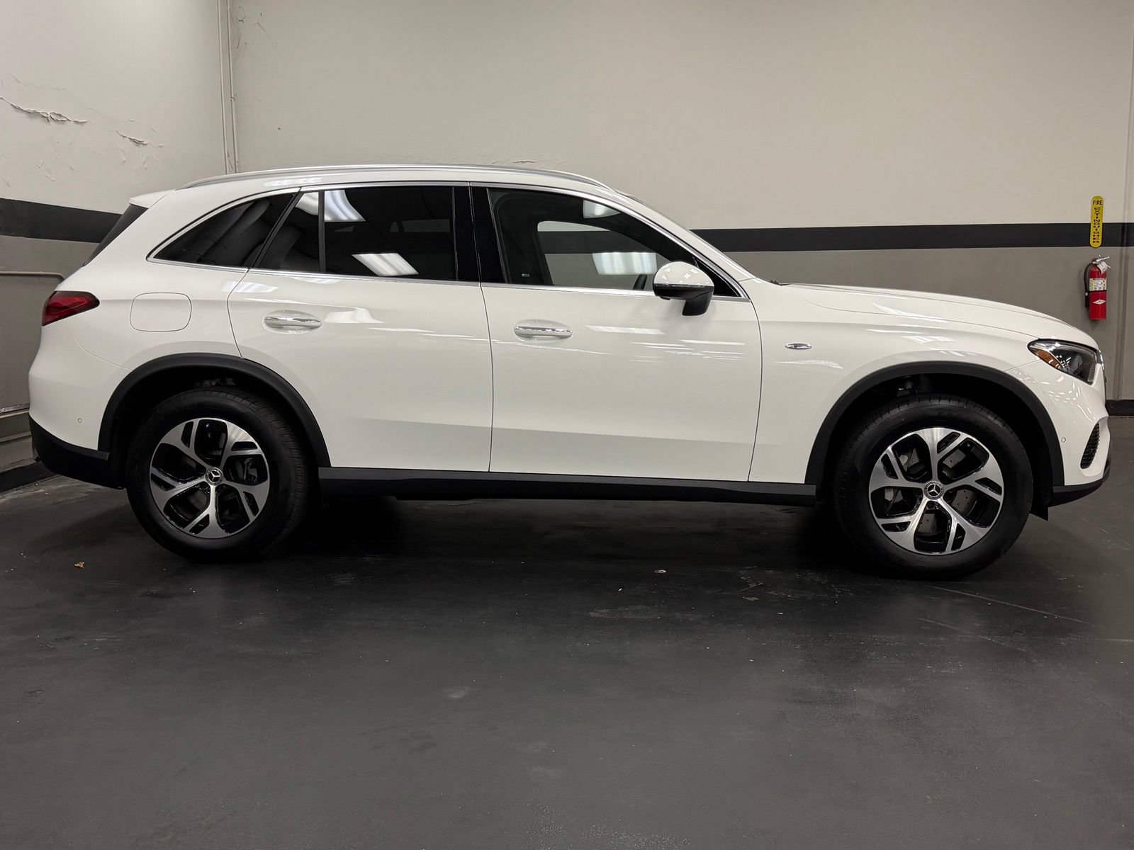 Used 2025 Mercedes-Benz GLC 350e 4MATIC image 3