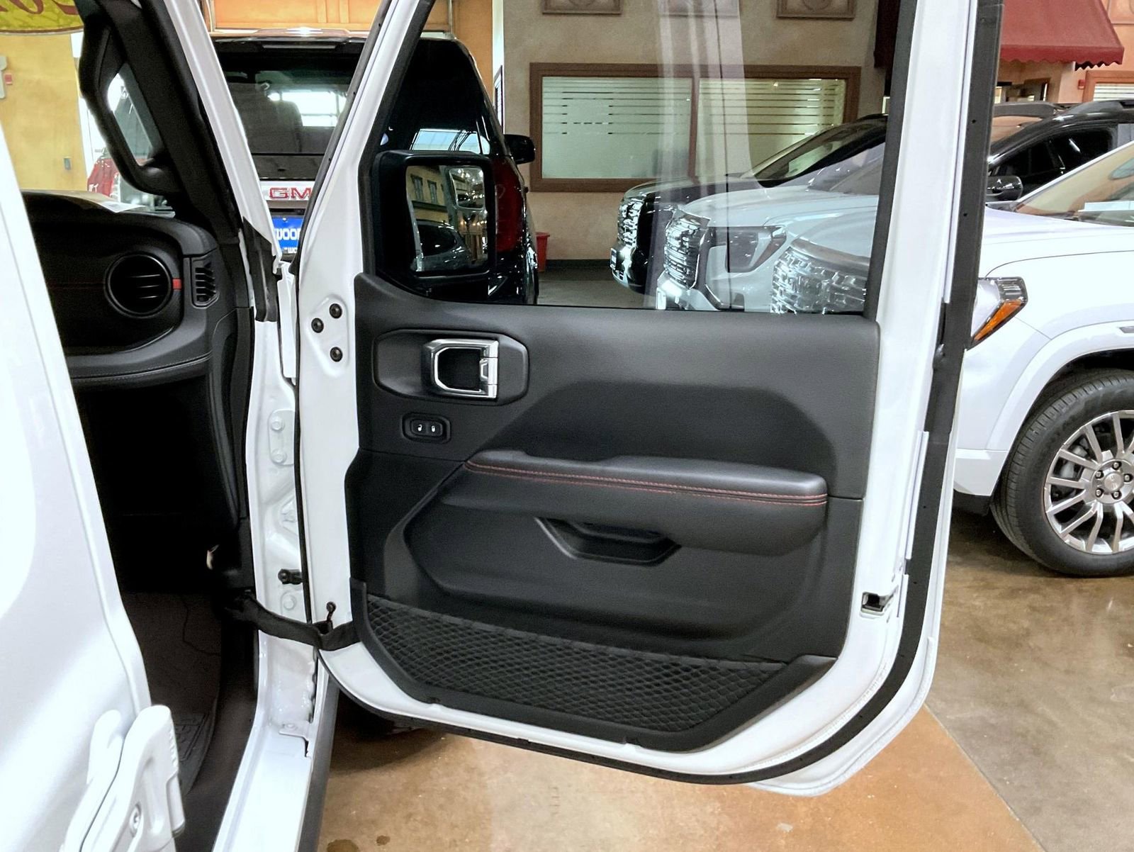 Used 2025 Jeep Wrangler Unlimited Rubicon image 16