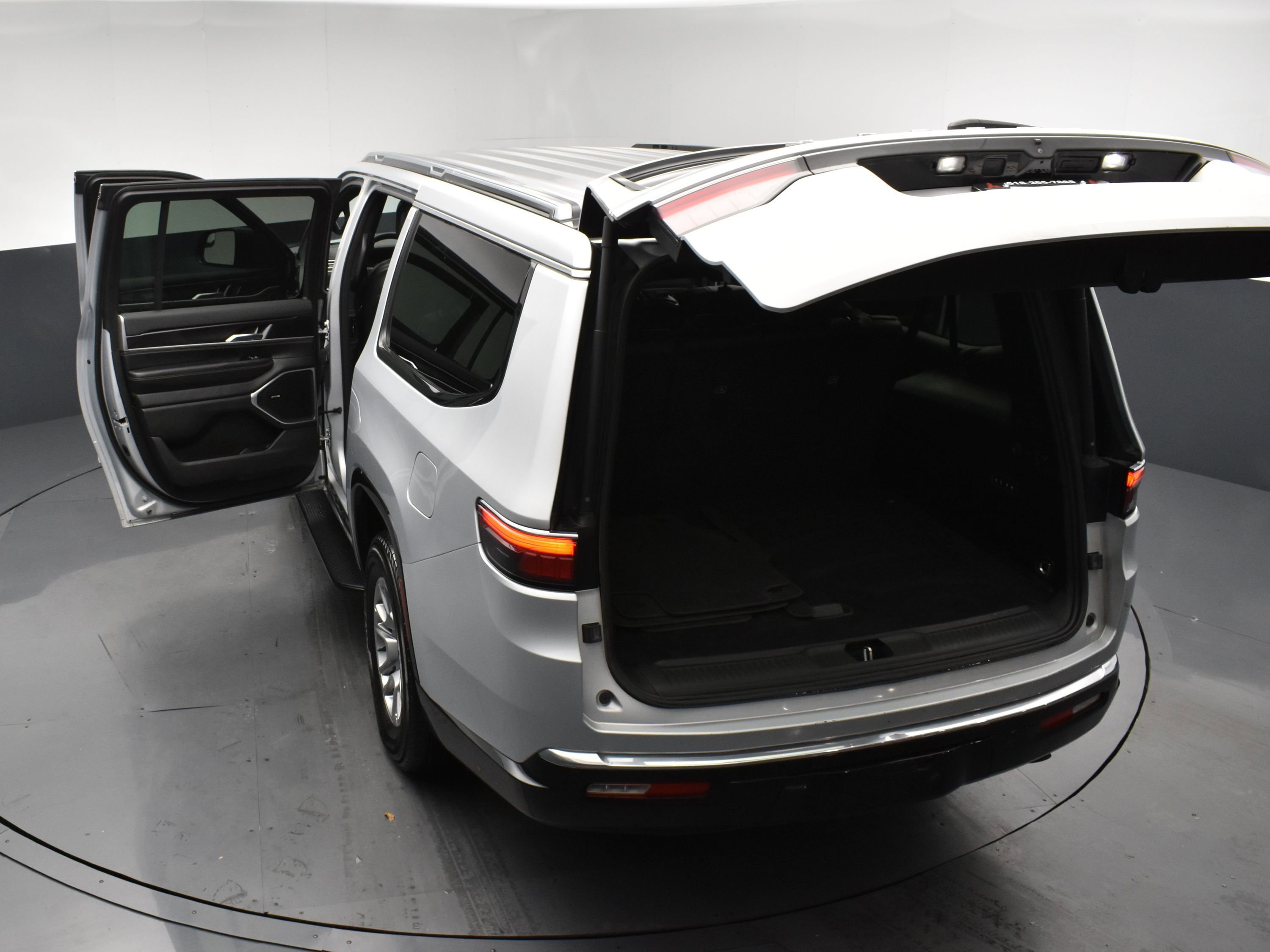 Used 2024 Jeep Wagoneer L 4WD image 29