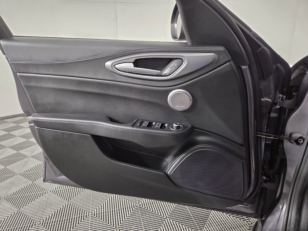 Used 2024 Alfa Romeo Giulia Veloce image 25