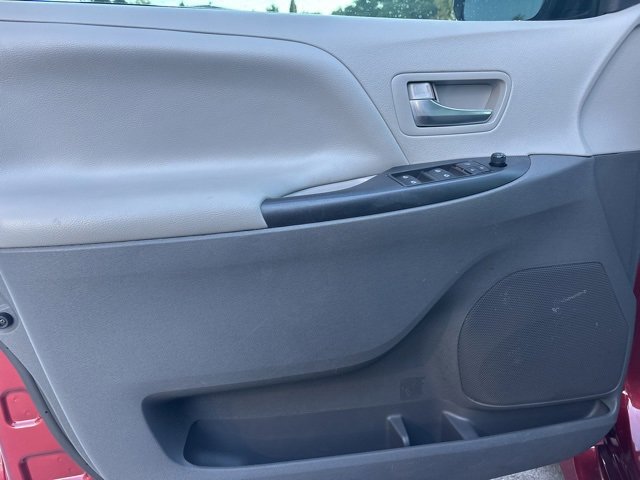 Used 2020 Toyota Sienna LE w/ LE Preferred Package image 20