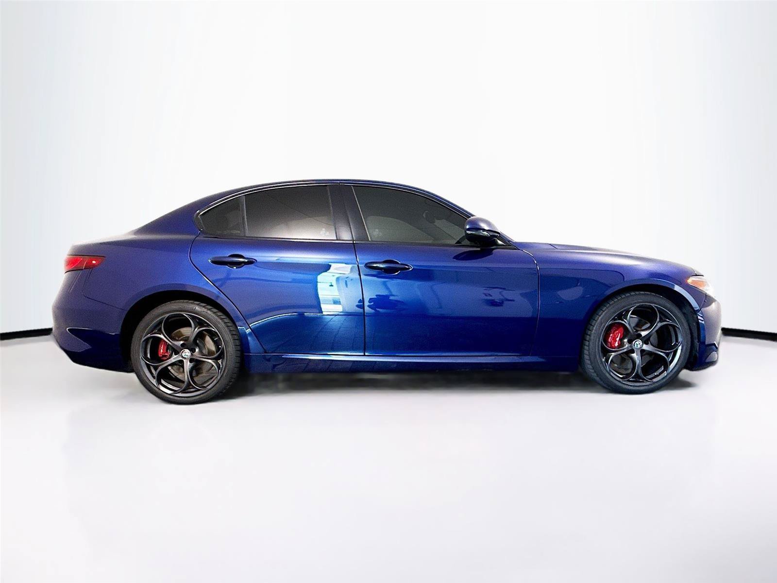Used 2017 Alfa Romeo Giulia Ti w/ TI 19" Sport Package AWD/4WD image 17