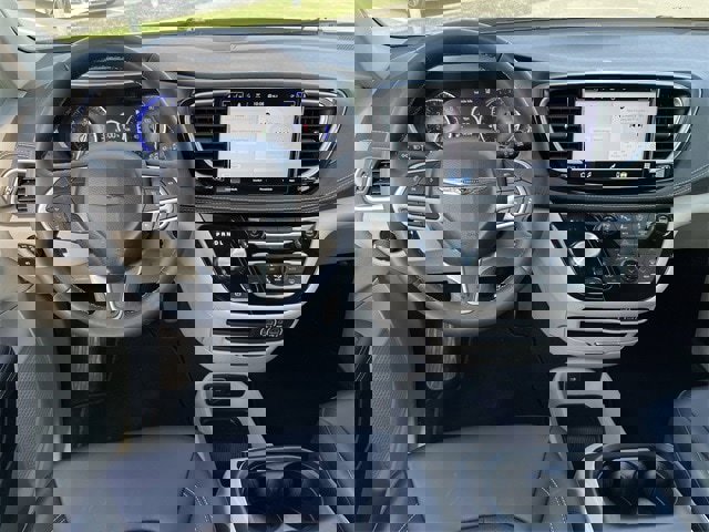 Used 2024 Chrysler Pacifica Touring-L image 10