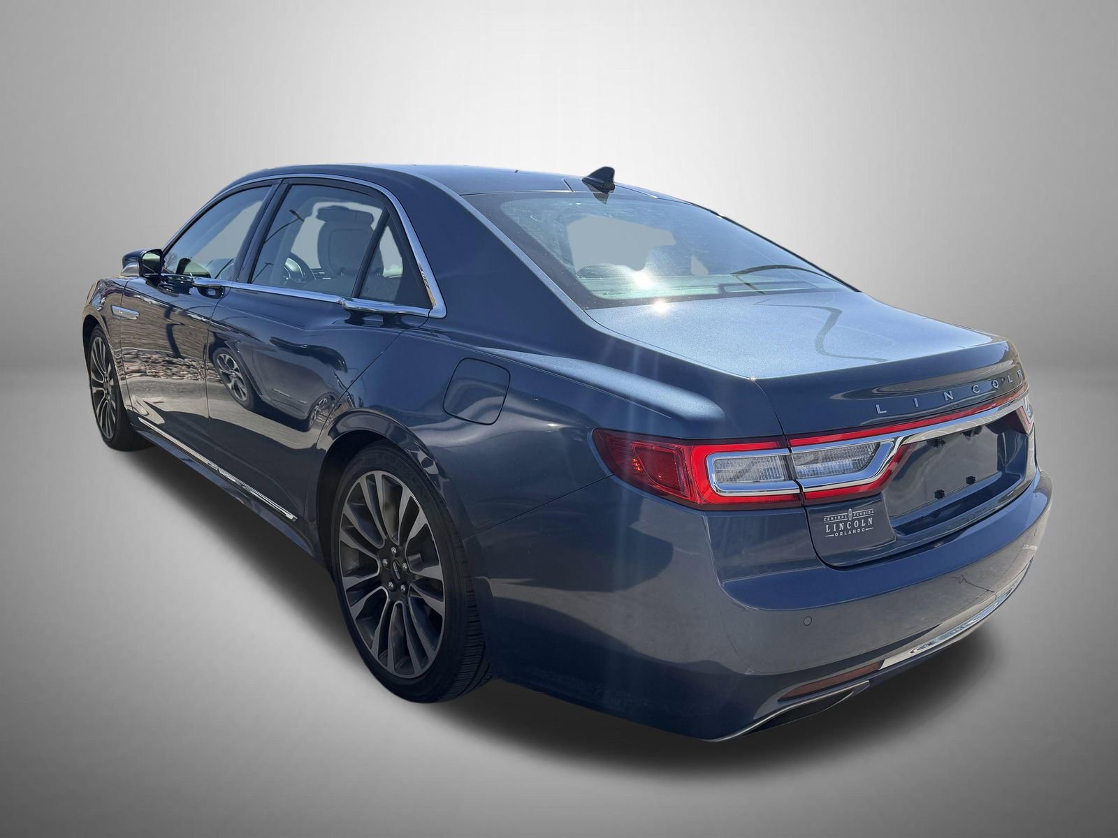 Used 2019 Lincoln Continental Select image 3