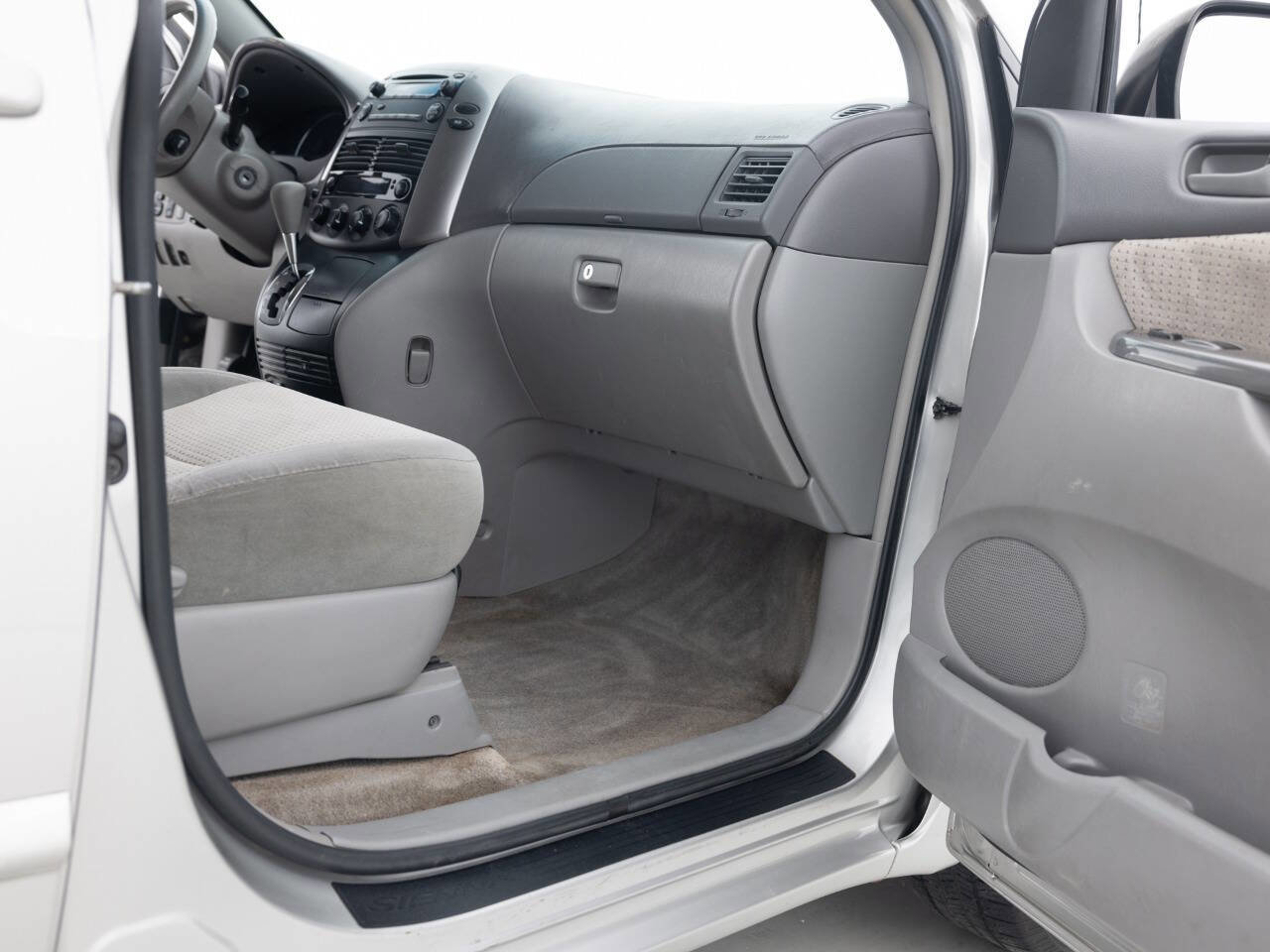Used 2007 Toyota Sienna LE FWD image 28