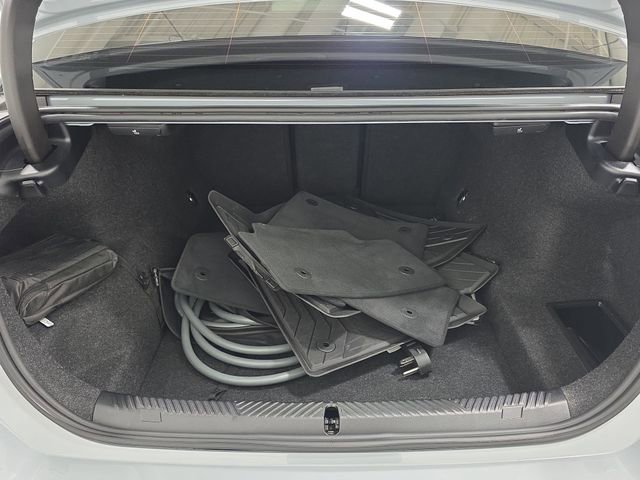 Certified 2025 BMW 550e xDrive w/ Premium Package image 32