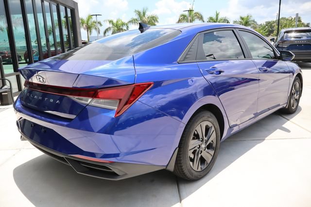 Used 2022 Hyundai Elantra SEL w/ Convenience Package FWD image 3