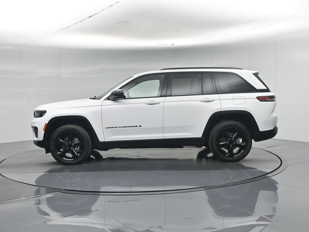 Used 2023 Jeep Grand Cherokee Laredo AWD/4WD image 33