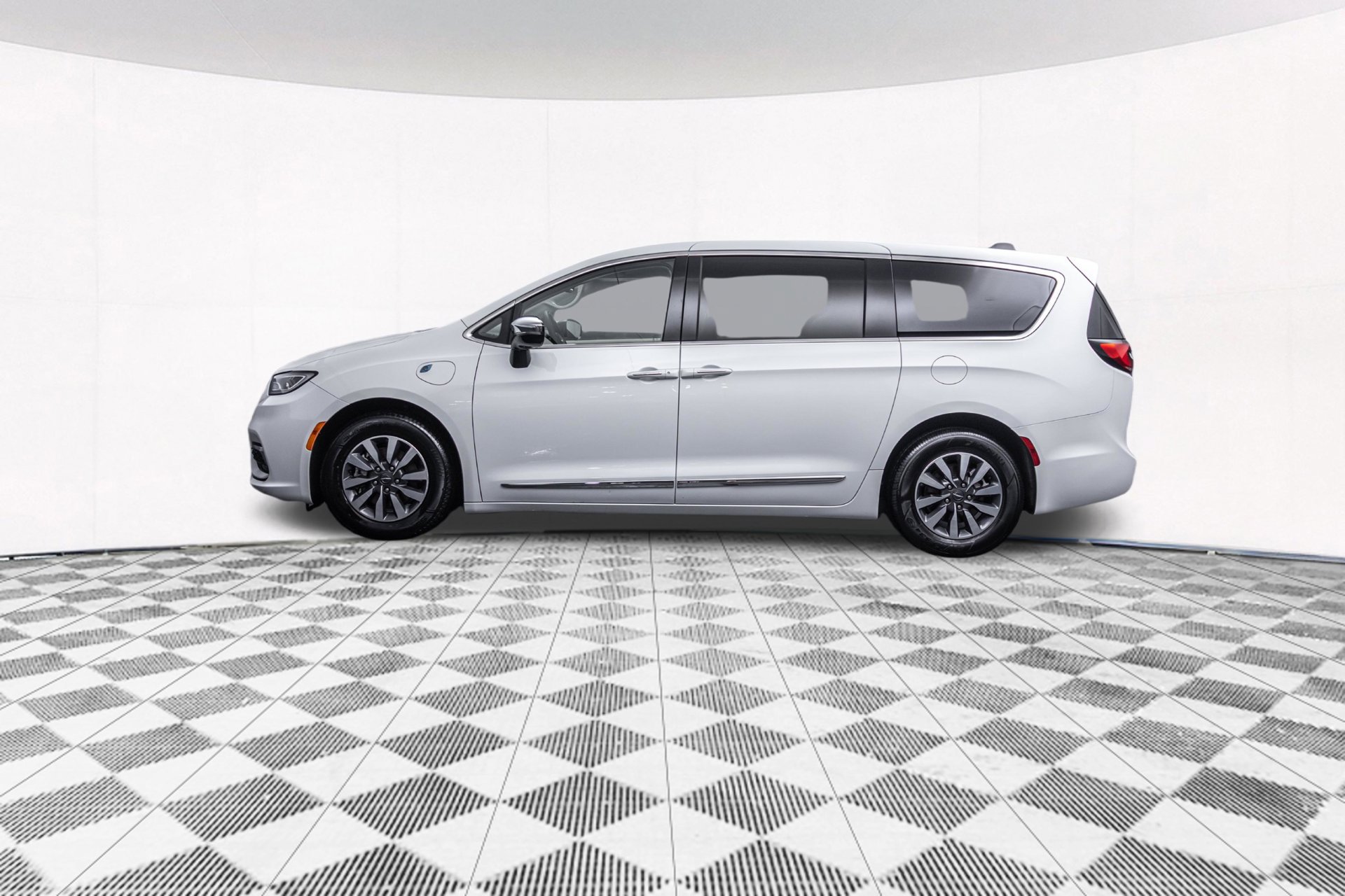 Used 2023 Chrysler Pacifica Limited FWD image 7