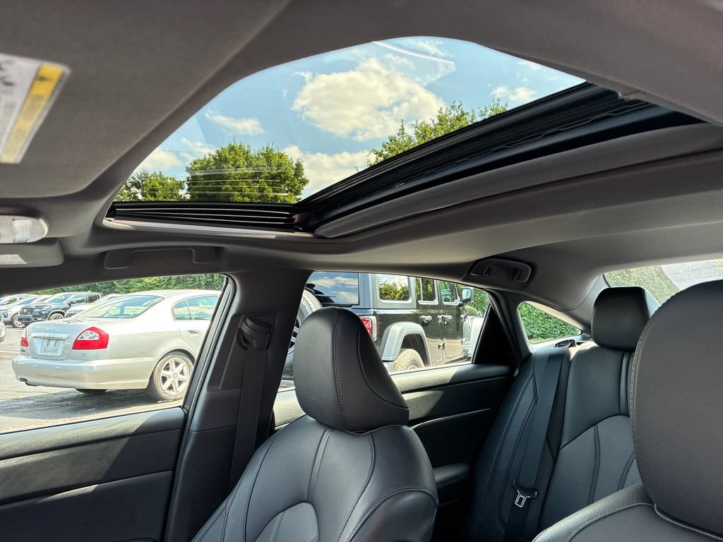 Used 2021 Toyota Avalon XLE w/ Moonroof Package FWD image 17