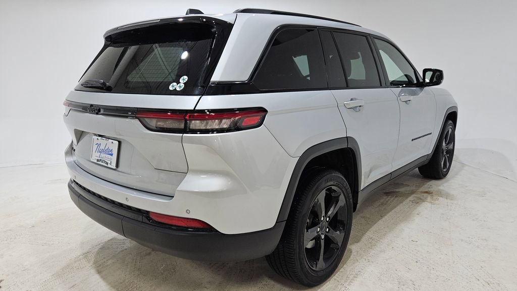 Used 2023 Jeep Grand Cherokee Altitude image 7