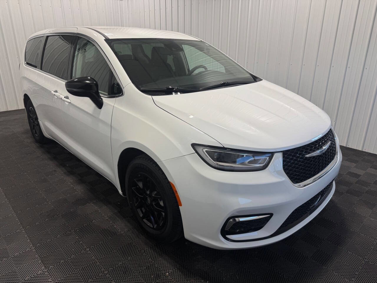 Used 2024 Chrysler Pacifica Touring-L FWD image 2
