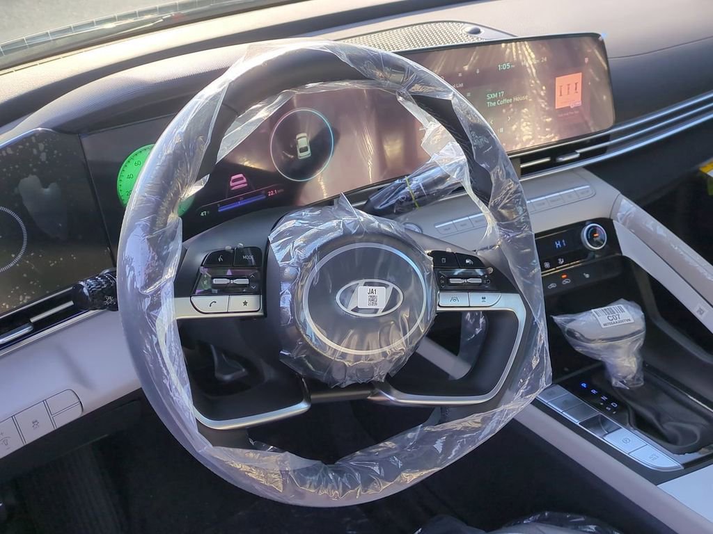 Certified 2025 Hyundai Elantra Limited FWD image 13