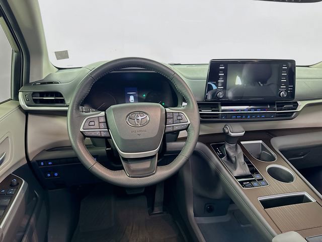Used 2022 Toyota Sienna XLE image 24
