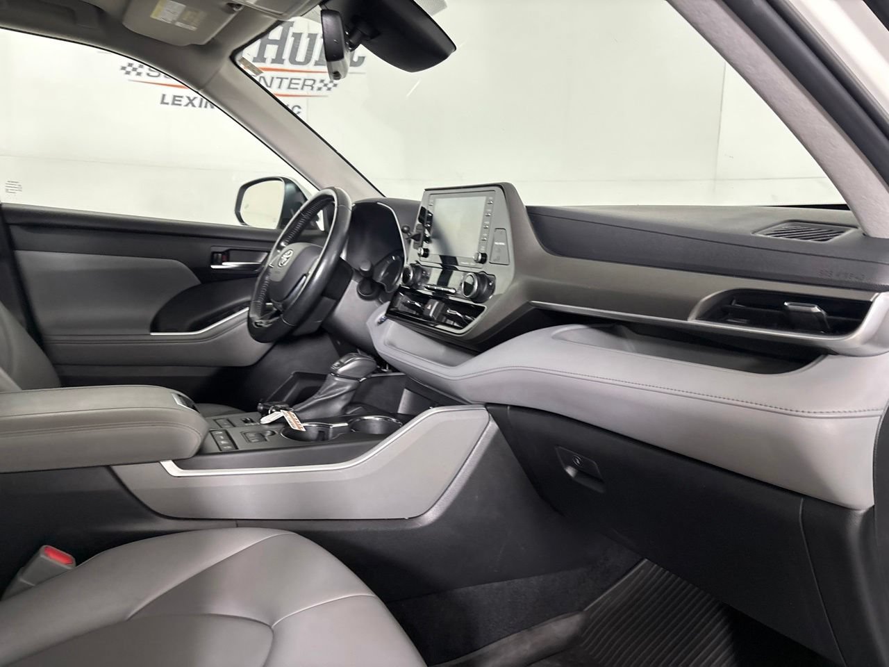 Used 2021 Toyota Highlander XLE AWD/4WD image 34