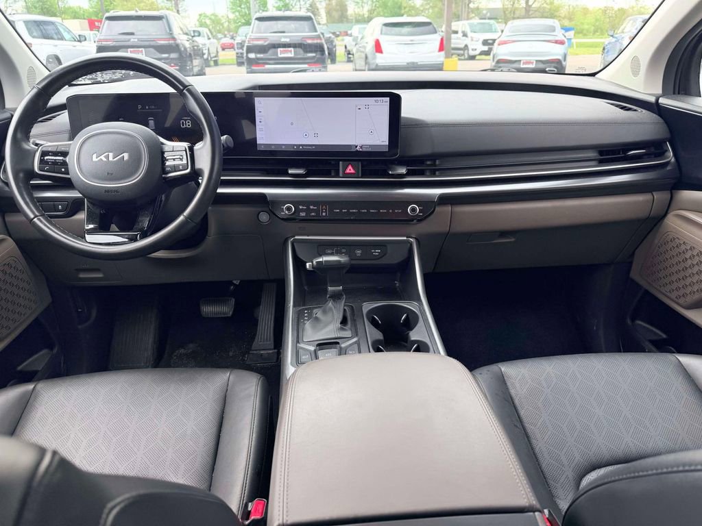 Used 2025 Kia Carnival FWD image 3