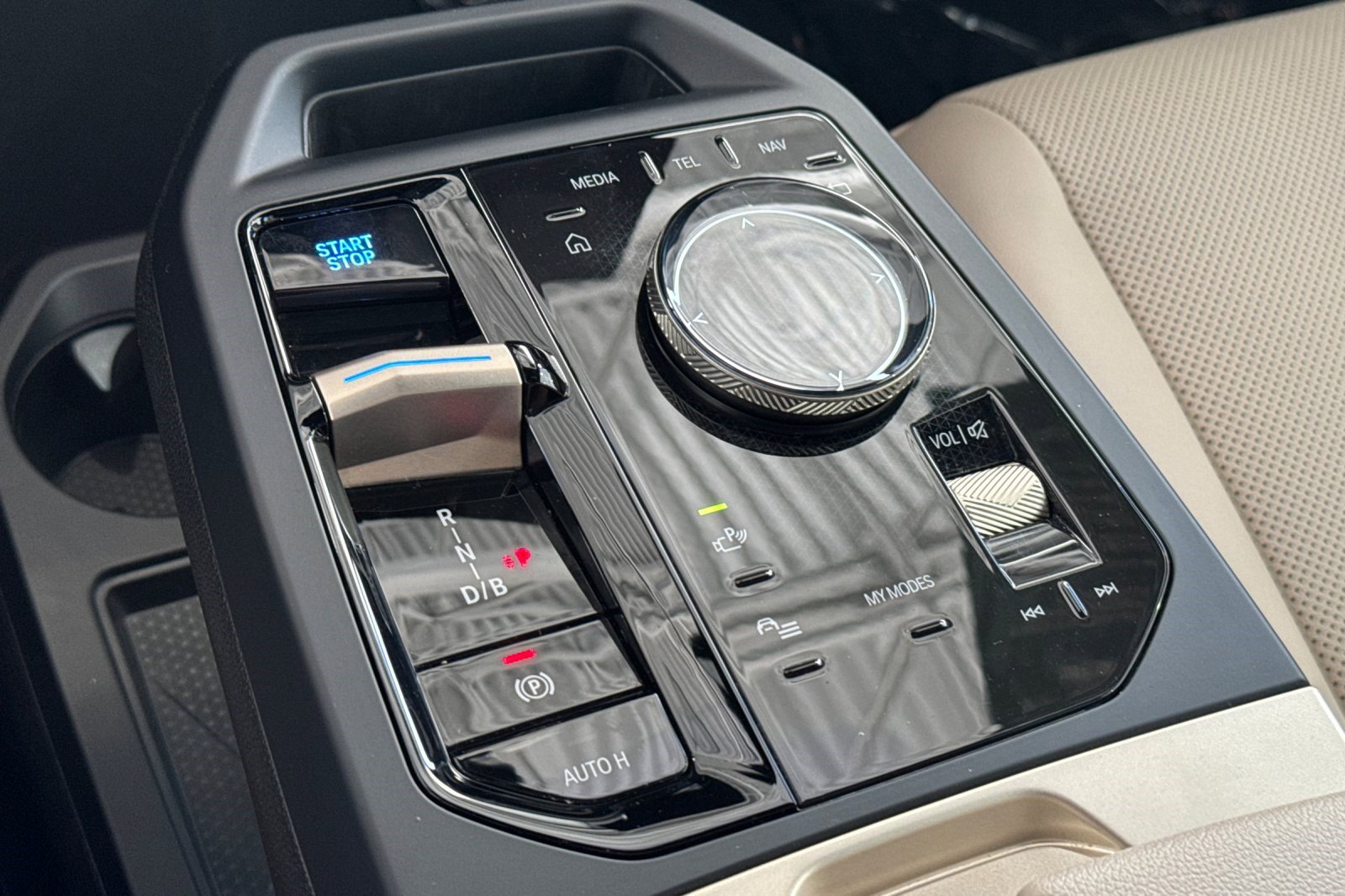 Certified 2025 BMW iX xDrive50 AWD/4WD image 29