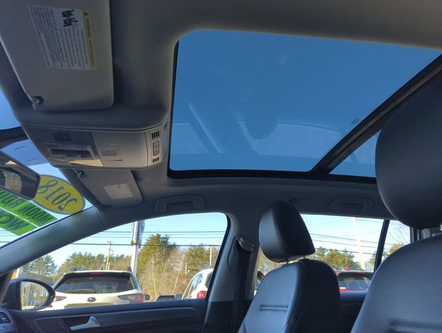 Used 2018 Volkswagen Golf SE image 28