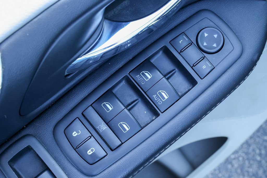 Used 2014 Chrysler Town & Country Touring FWD image 5