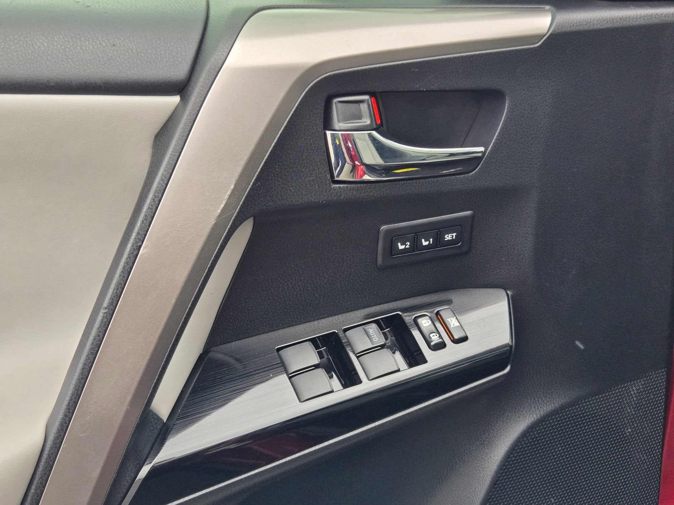 Used 2018 Toyota RAV4 Limited image 24