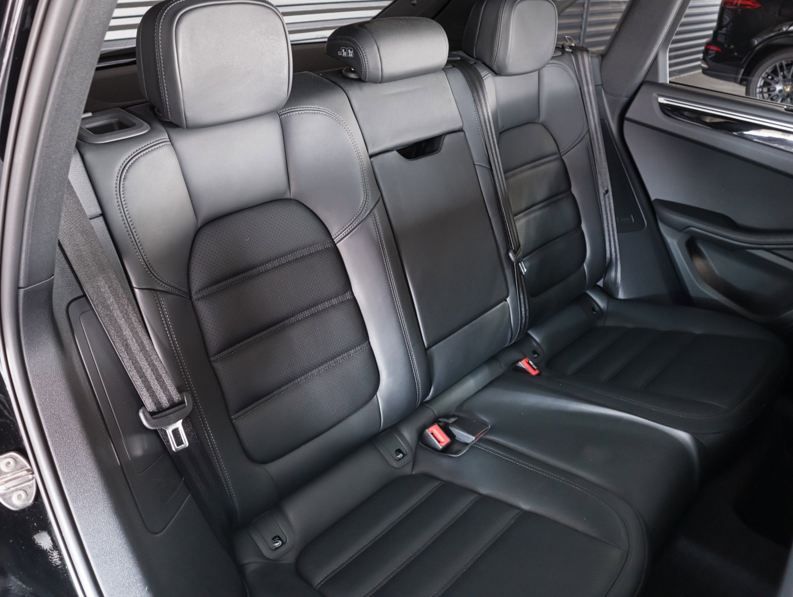 Certified 2024 Porsche Macan AWD/4WD image 6