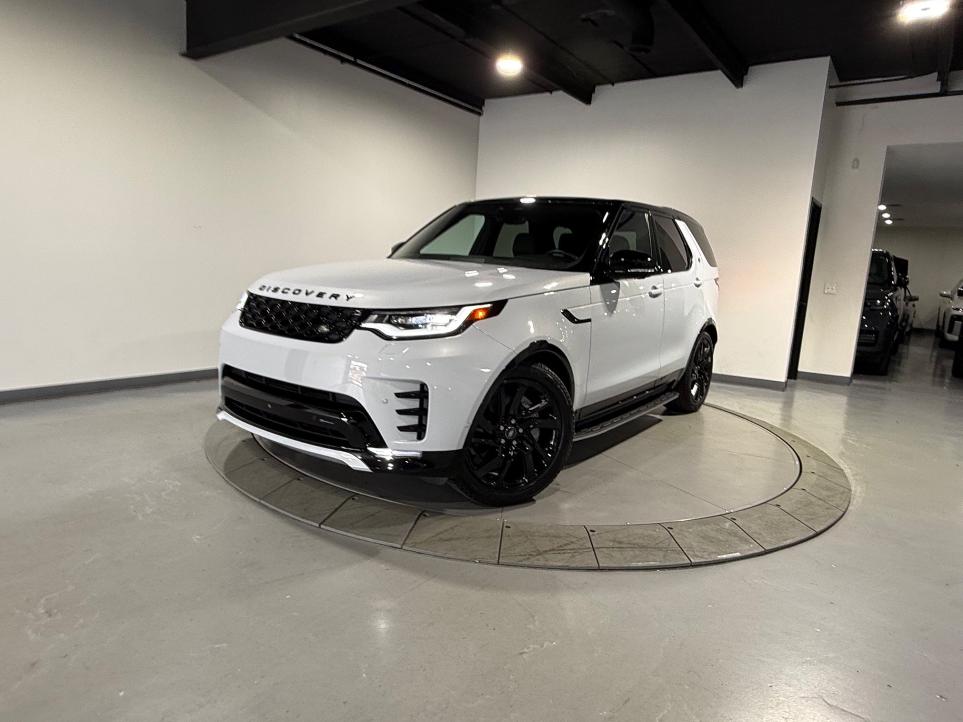 Used 2023 Land Rover Discovery S R-Dynamic AWD/4WD image 3