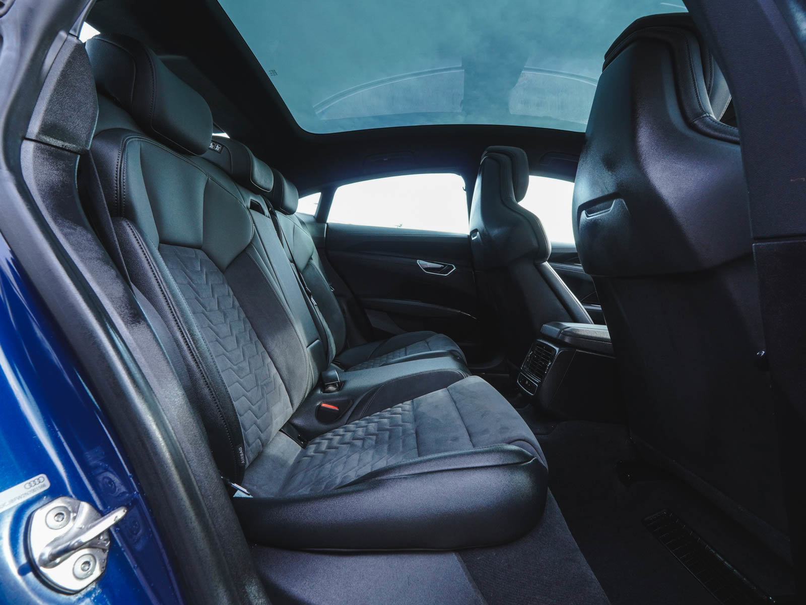 Used 2022 Audi e-tron GT Premium Plus w/ Performance Package image 33