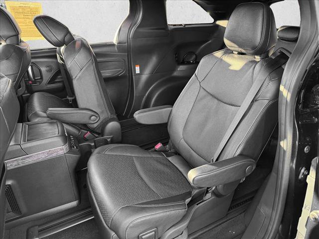 Used 2025 Toyota Sienna Platinum image 17
