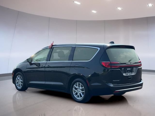 Used 2023 Chrysler Pacifica Touring-L FWD image 6