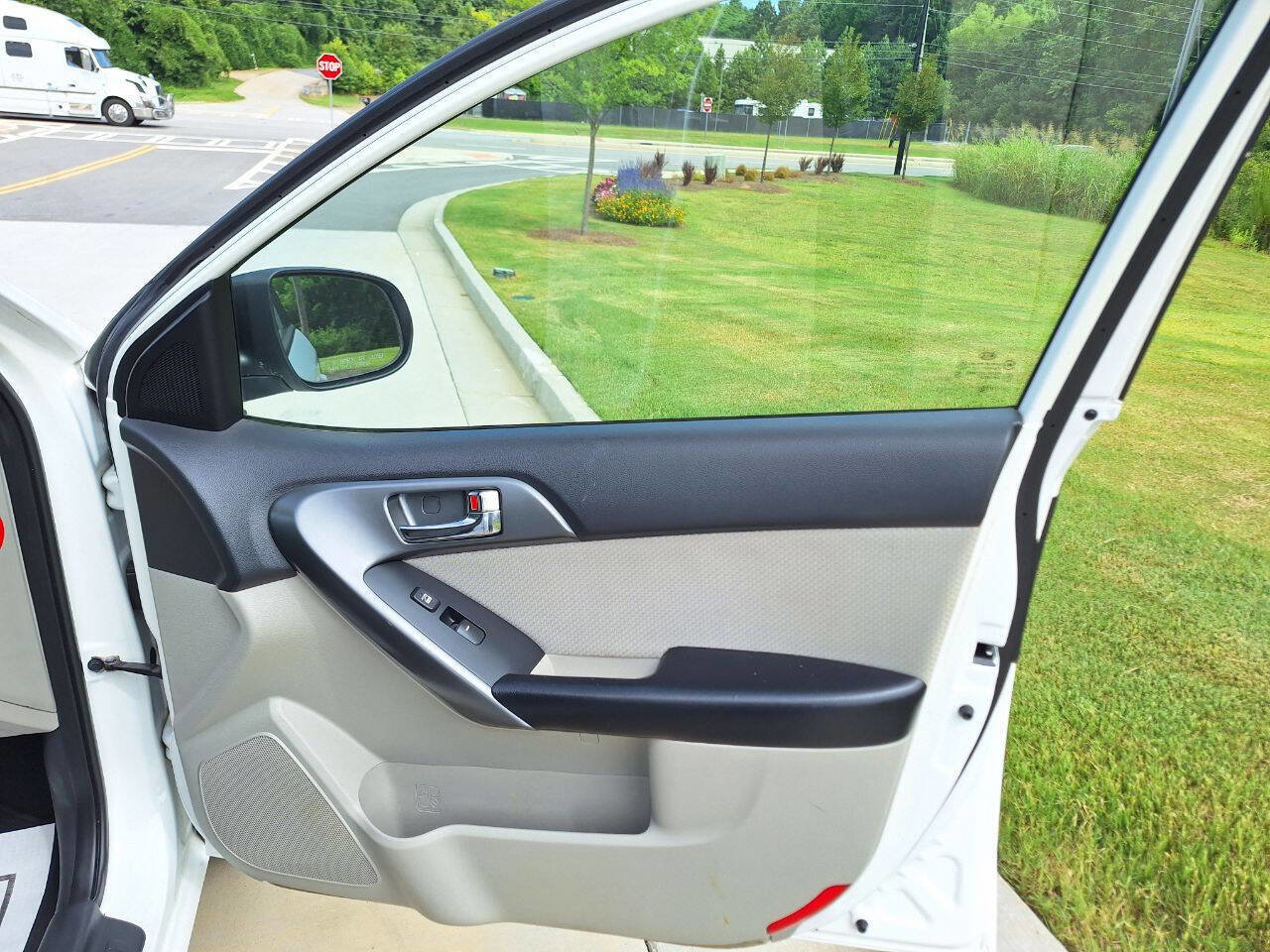 Used 2013 Kia Forte EX image 16