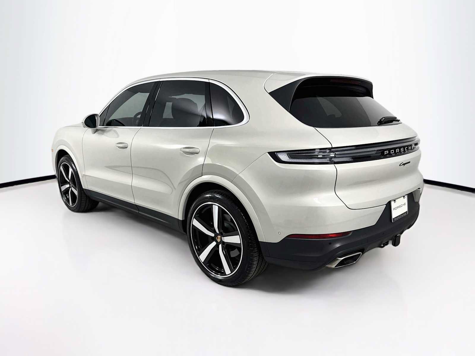 Certified 2025 Porsche Cayenne AWD/4WD image 3