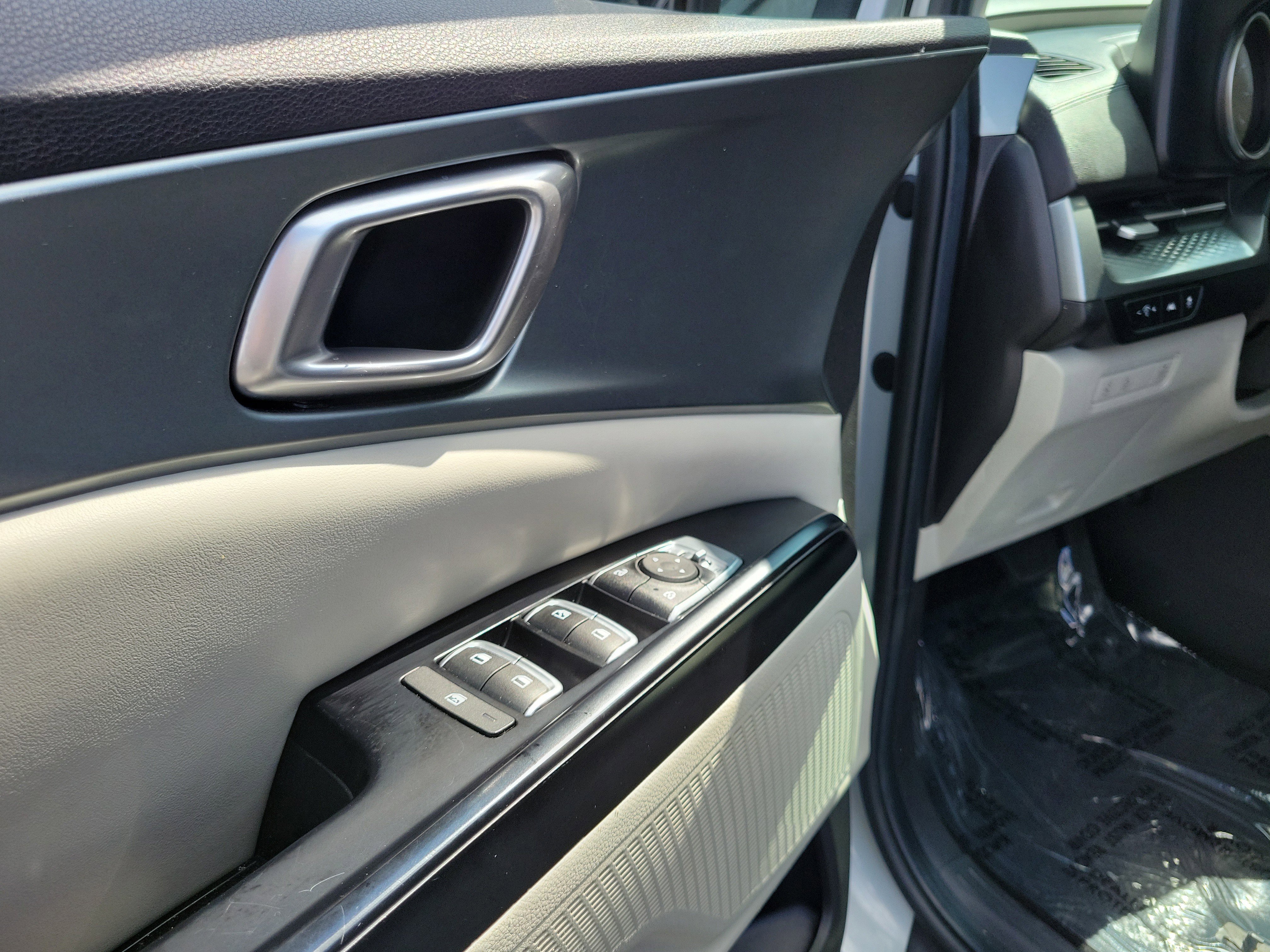 Used 2022 Kia Carnival LX image 18