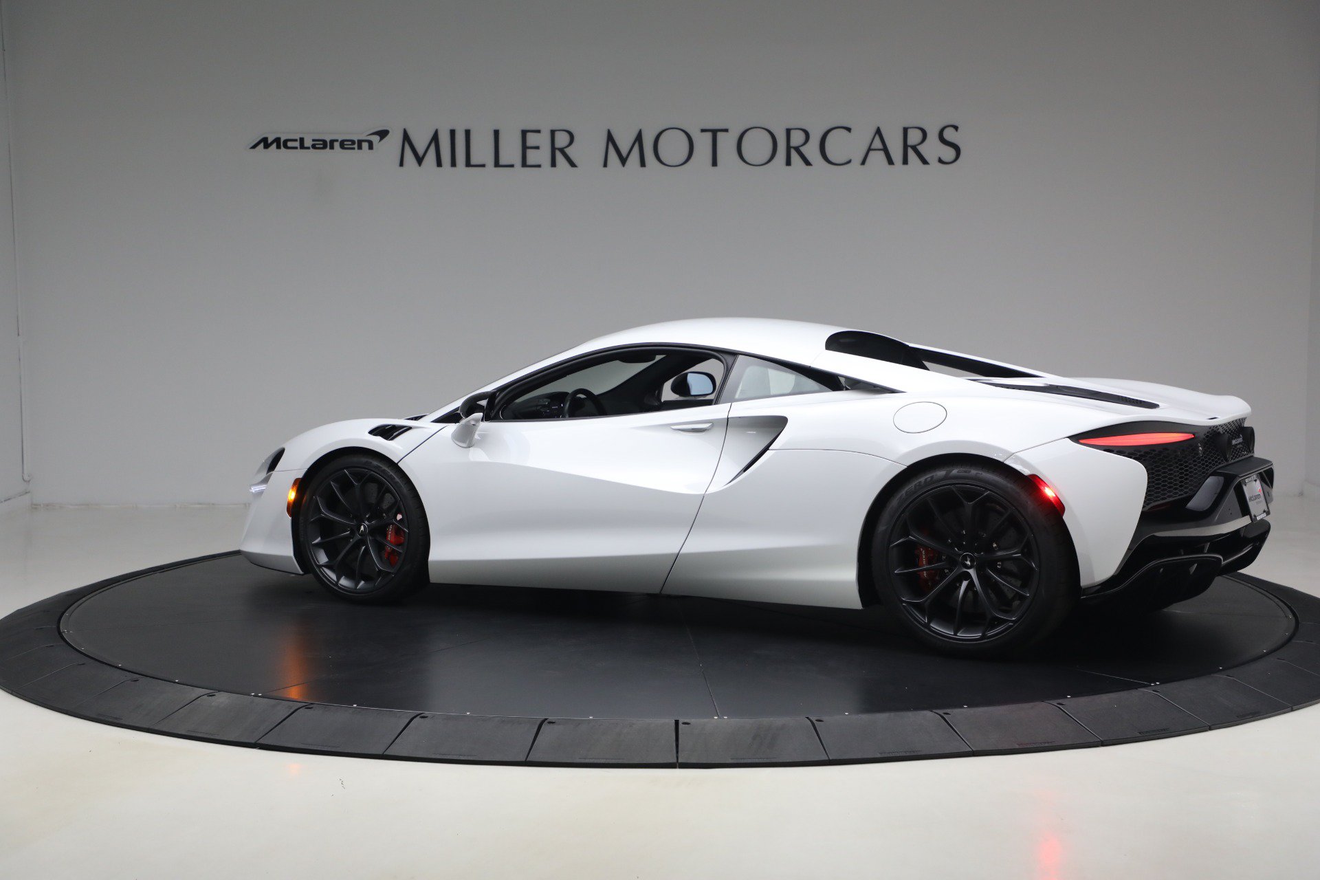 Used 2023 McLaren Artura RWD image 4