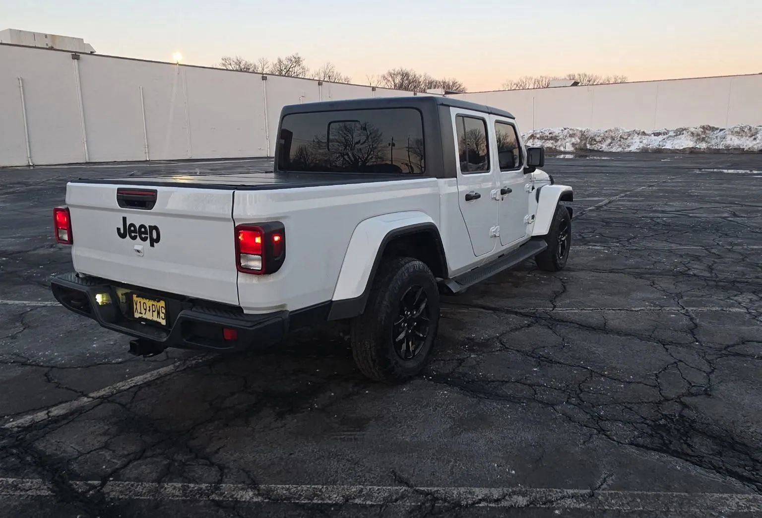 Used 2022 Jeep Gladiator Sport AWD/4WD image 9