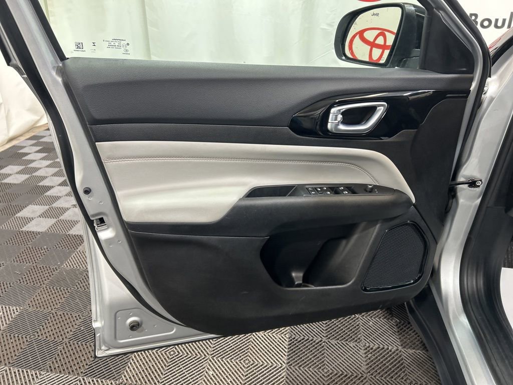 Used 2025 Jeep Compass Limited image 21