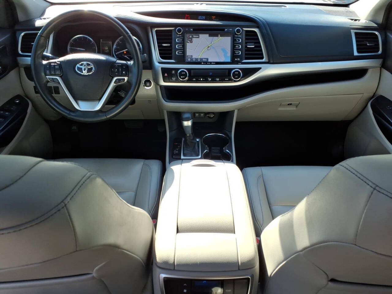 Used 2019 Toyota Highlander XLE FWD image 13