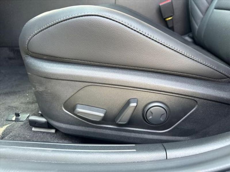 New 2025 Hyundai Elantra Limited image 12