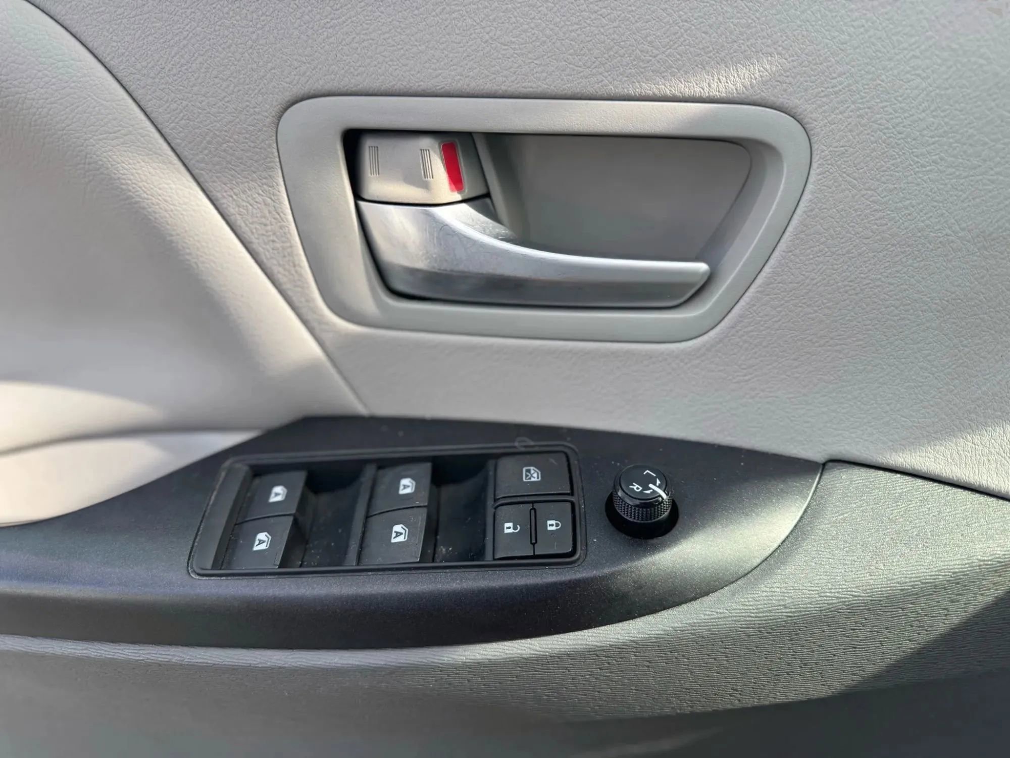 Used 2015 Toyota Sienna LE image 19